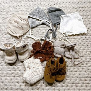 ✨SOLD✨Lot of baby beanies and booties